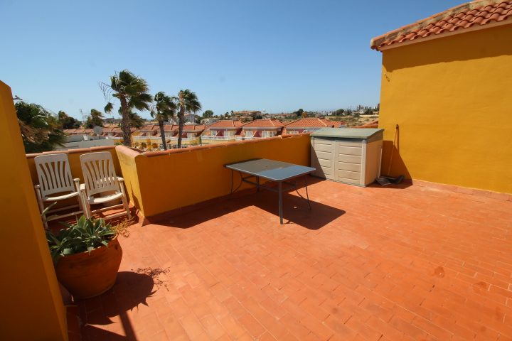 Bungalow en planta alta en Residencial Lomas de Cabo Roig con piscina y jardines comunitarios