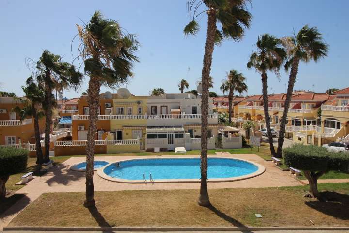 Bungalow en planta alta en Residencial Lomas de Cabo Roig con piscina y jardines comunitarios