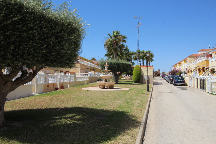 Bungalow en planta alta en Residencial Lomas de Cabo Roig con piscina y jardines comunitarios
