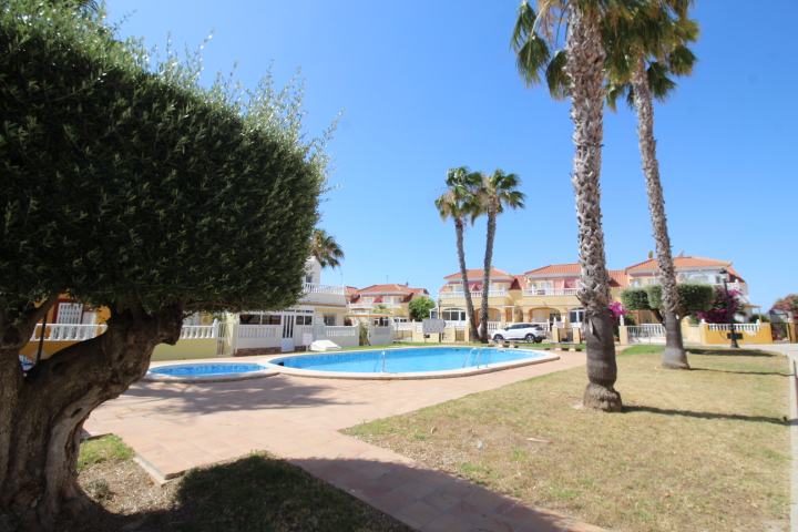 Bungalow en planta alta en Residencial Lomas de Cabo Roig con piscina y jardines comunitarios
