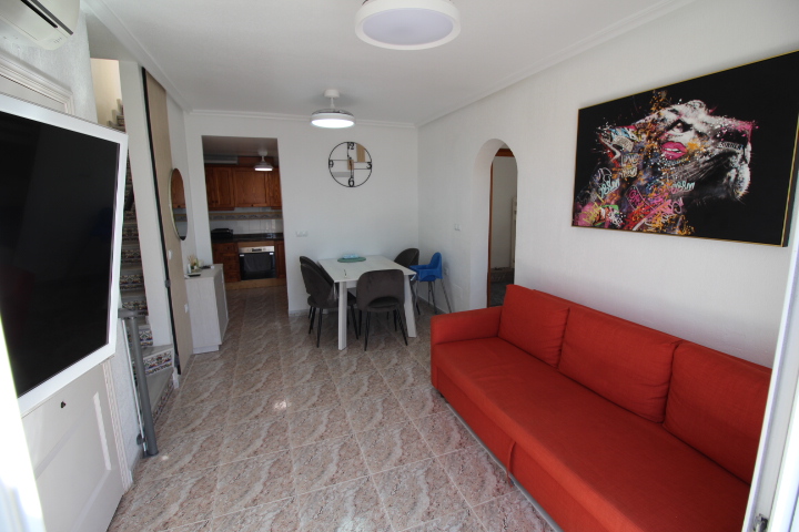 Bungalow en planta alta en Residencial Lomas de Cabo Roig con piscina y jardines comunitarios