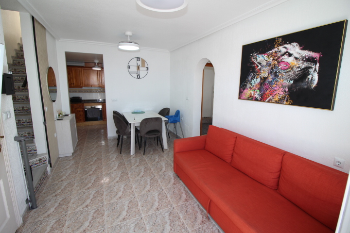 Bungalow en planta alta en Residencial Lomas de Cabo Roig con piscina y jardines comunitarios