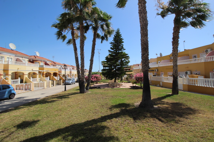 Bungalow en planta alta en Residencial Lomas de Cabo Roig con piscina y jardines comunitarios