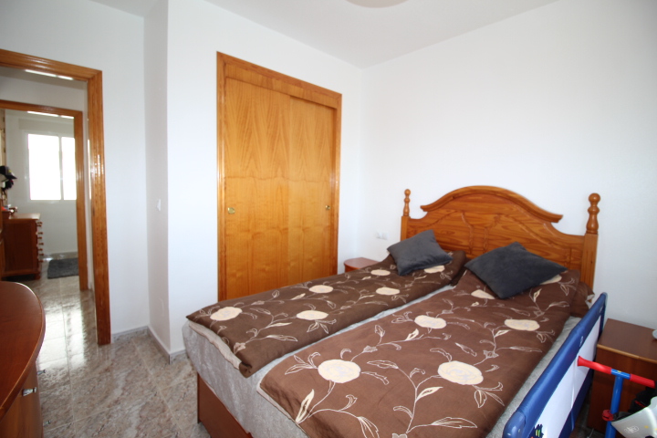 Bungalow en planta alta en Residencial Lomas de Cabo Roig con piscina y jardines comunitarios