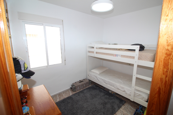 Bungalow en planta alta en Residencial Lomas de Cabo Roig con piscina y jardines comunitarios