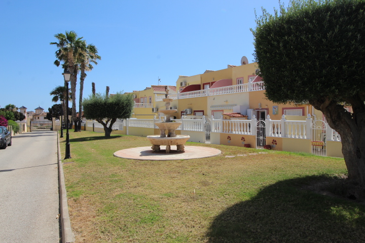 Bungalow en planta alta en Residencial Lomas de Cabo Roig con piscina y jardines comunitarios