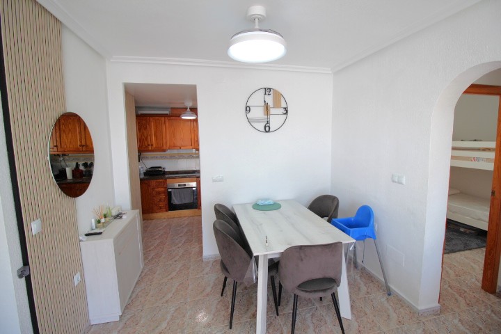 Bungalow en planta alta en Residencial Lomas de Cabo Roig con piscina y jardines comunitarios