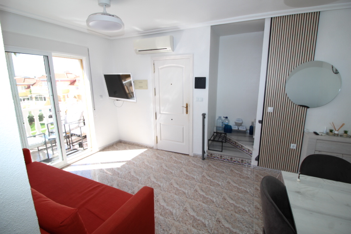 Bungalow en planta alta en Residencial Lomas de Cabo Roig con piscina y jardines comunitarios