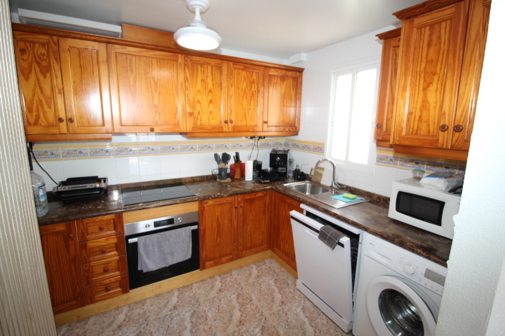 Bungalow en planta alta en Residencial Lomas de Cabo Roig con piscina y jardines comunitarios