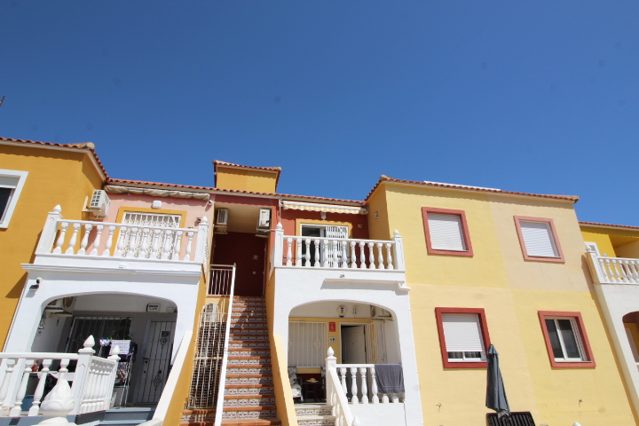 Bungalow en planta alta en Residencial Lomas de Cabo Roig con piscina y jardines comunitarios