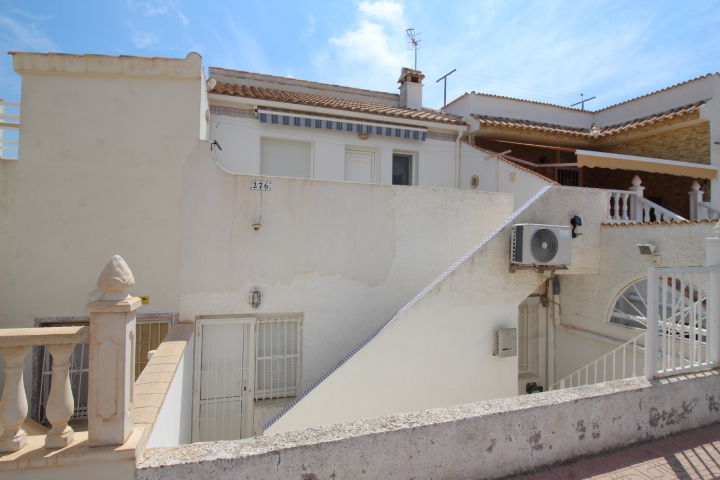 Bungalow con tres habitaciones y dos baños a reformar en Las Filipinas - Villamartin