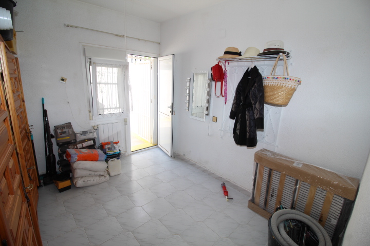 Bungalow con tres habitaciones y dos baños a reformar en Las Filipinas - Villamartin