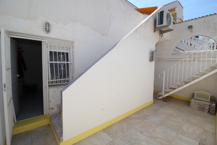 Bungalow con tres habitaciones y dos baños a reformar en Las Filipinas - Villamartin