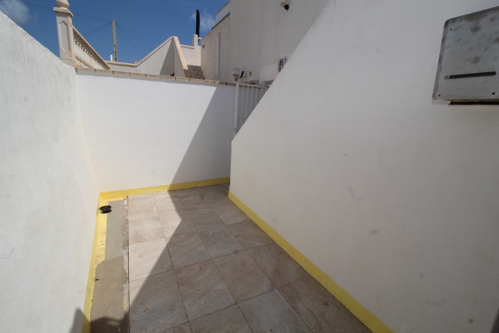 Bungalow con tres habitaciones y dos baños a reformar en Las Filipinas - Villamartin
