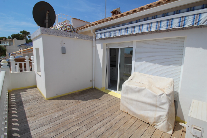 Bungalow con tres habitaciones y dos baños a reformar en Las Filipinas - Villamartin