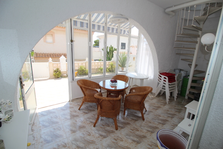 Bungalow con tres habitaciones y dos baños a reformar en Las Filipinas - Villamartin