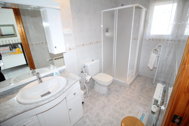 Bungalow con tres habitaciones y dos baños a reformar en Las Filipinas - Villamartin