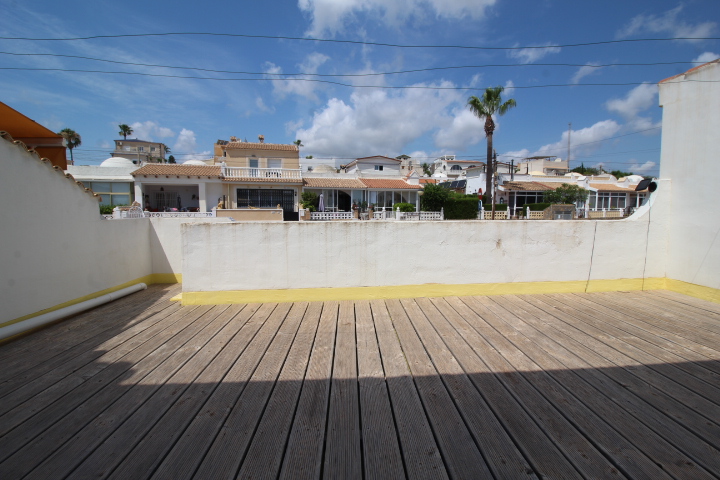 Bungalow con tres habitaciones y dos baños a reformar en Las Filipinas - Villamartin