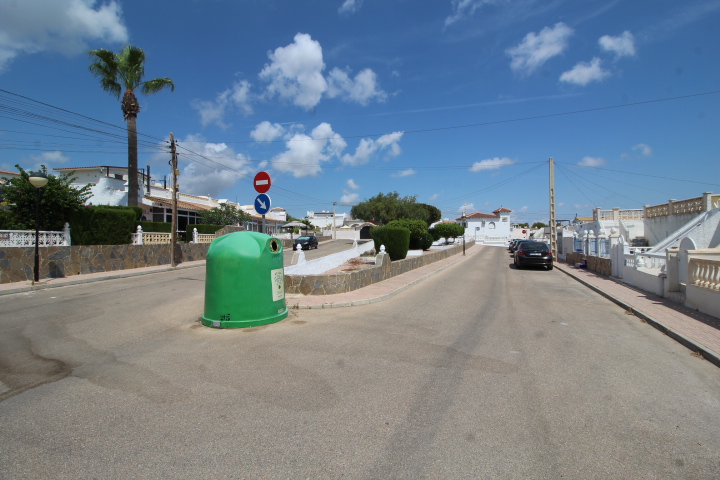 Bungalow con tres habitaciones y dos baños a reformar en Las Filipinas - Villamartin
