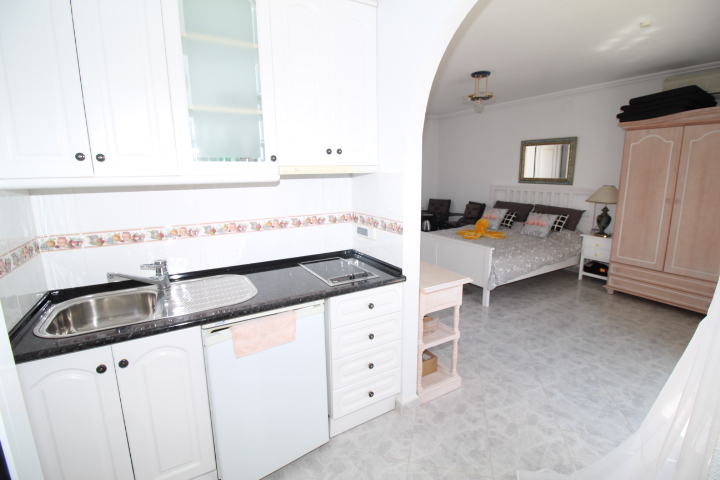 Bungalow con tres habitaciones y dos baños a reformar en Las Filipinas - Villamartin
