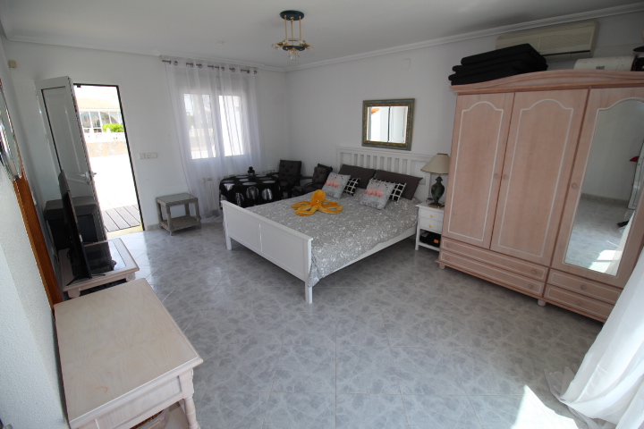 Bungalow con tres habitaciones y dos baños a reformar en Las Filipinas - Villamartin