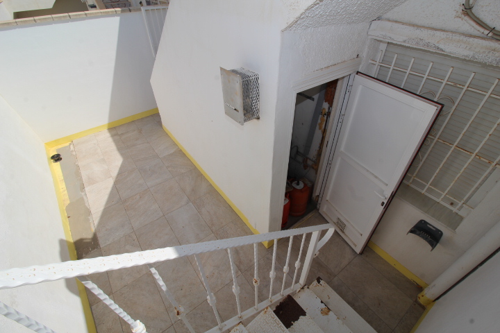 Bungalow con tres habitaciones y dos baños a reformar en Las Filipinas - Villamartin