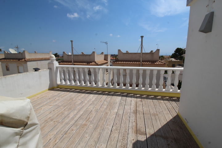 Bungalow con tres habitaciones y dos baños a reformar en Las Filipinas - Villamartin