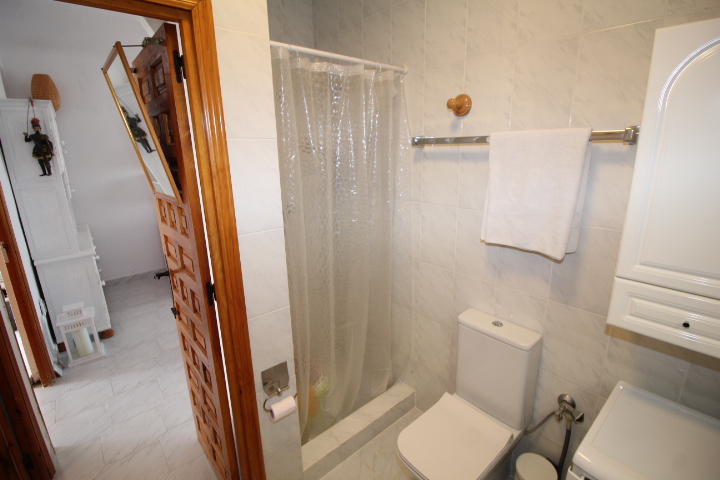 Bungalow con tres habitaciones y dos baños a reformar en Las Filipinas - Villamartin