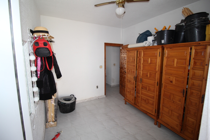 Bungalow con tres habitaciones y dos baños a reformar en Las Filipinas - Villamartin