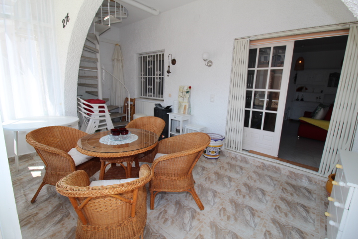 Bungalow con tres habitaciones y dos baños a reformar en Las Filipinas - Villamartin