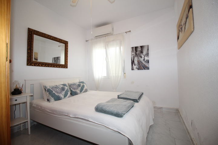 Bungalow con tres habitaciones y dos baños a reformar en Las Filipinas - Villamartin