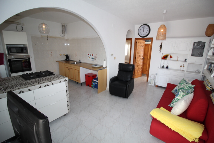Bungalow con tres habitaciones y dos baños a reformar en Las Filipinas - Villamartin
