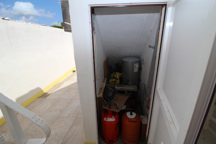 Bungalow con tres habitaciones y dos baños a reformar en Las Filipinas - Villamartin