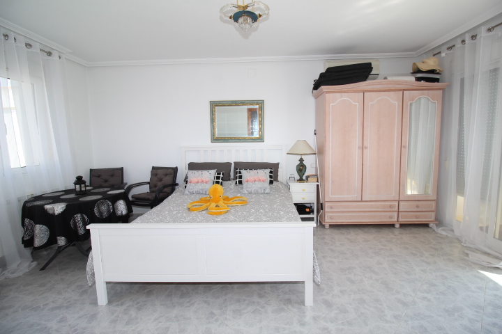 Bungalow con tres habitaciones y dos baños a reformar en Las Filipinas - Villamartin