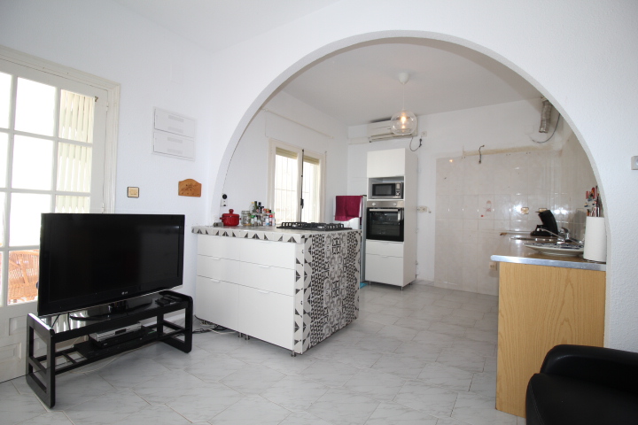 Bungalow con tres habitaciones y dos baños a reformar en Las Filipinas - Villamartin