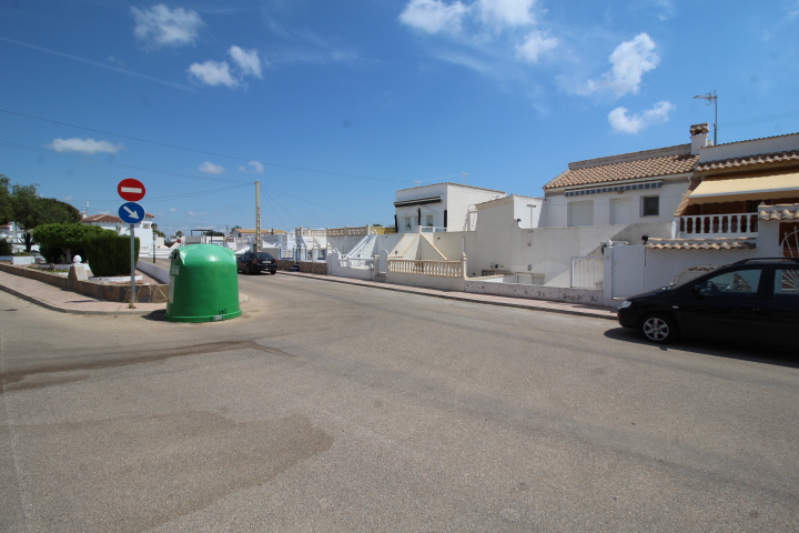 Bungalow con tres habitaciones y dos baños a reformar en Las Filipinas - Villamartin