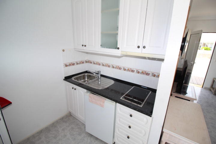 Bungalow con tres habitaciones y dos baños a reformar en Las Filipinas - Villamartin