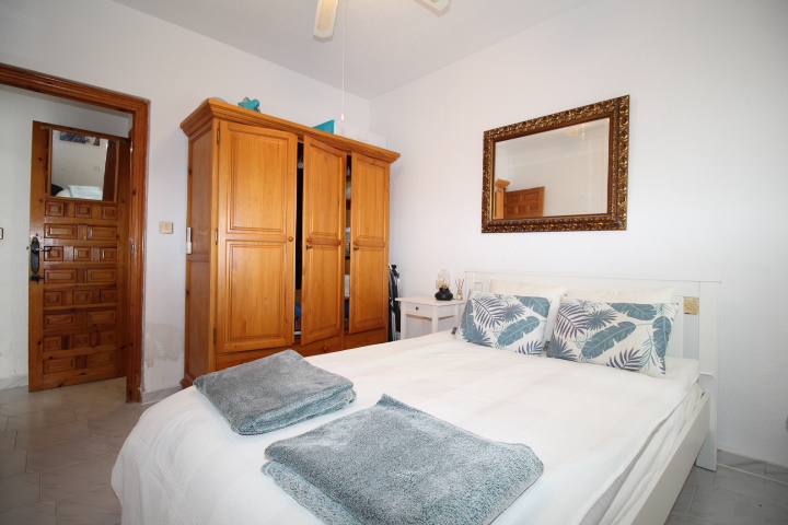 Bungalow con tres habitaciones y dos baños a reformar en Las Filipinas - Villamartin