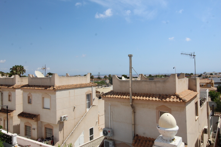 Bungalow con tres habitaciones y dos baños a reformar en Las Filipinas - Villamartin