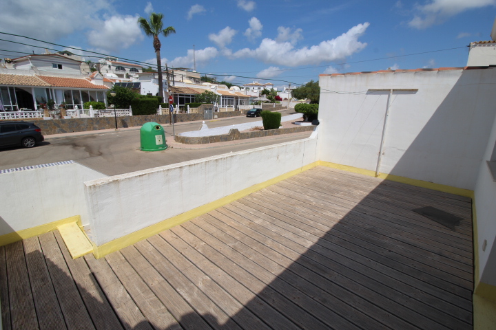 Bungalow con tres habitaciones y dos baños a reformar en Las Filipinas - Villamartin