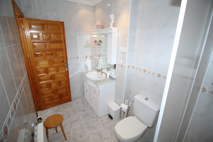 Bungalow con tres habitaciones y dos baños a reformar en Las Filipinas - Villamartin