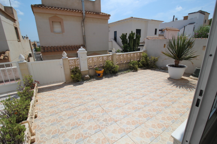 Bungalow con tres habitaciones y dos baños a reformar en Las Filipinas - Villamartin