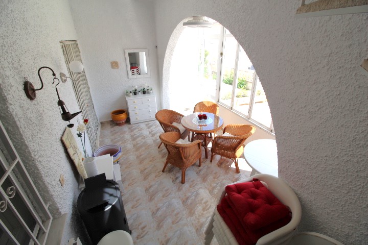 Bungalow con tres habitaciones y dos baños a reformar en Las Filipinas - Villamartin