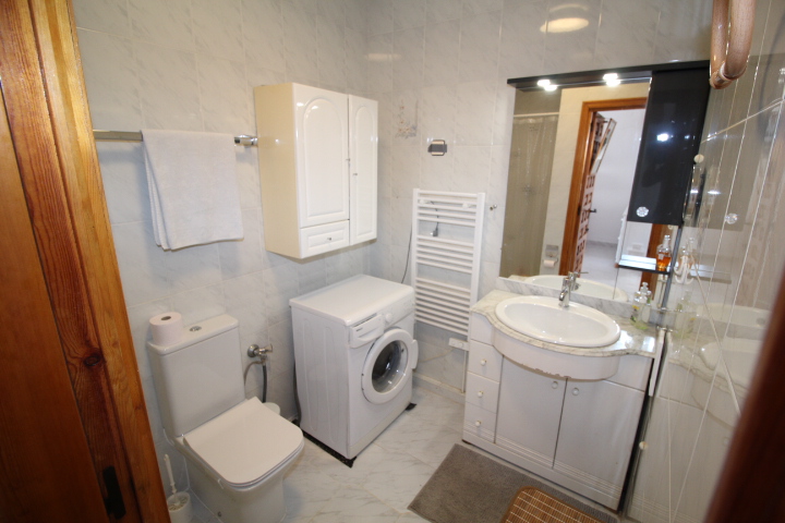 Bungalow con tres habitaciones y dos baños a reformar en Las Filipinas - Villamartin