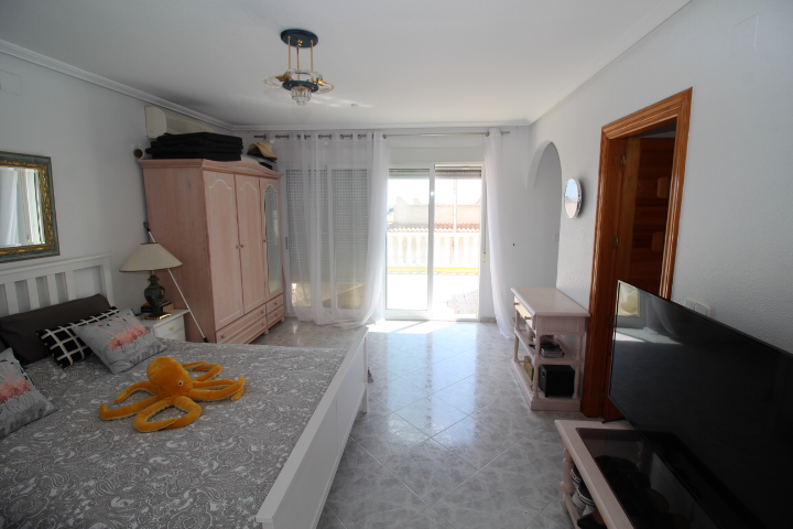 Bungalow con tres habitaciones y dos baños a reformar en Las Filipinas - Villamartin