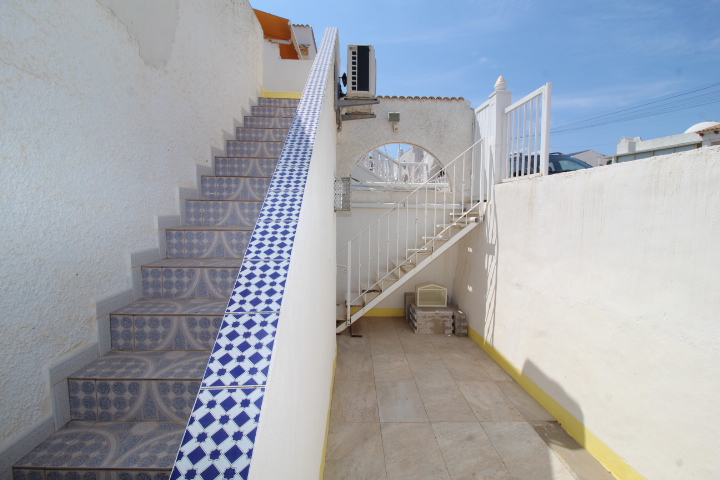 Bungalow con tres habitaciones y dos baños a reformar en Las Filipinas - Villamartin