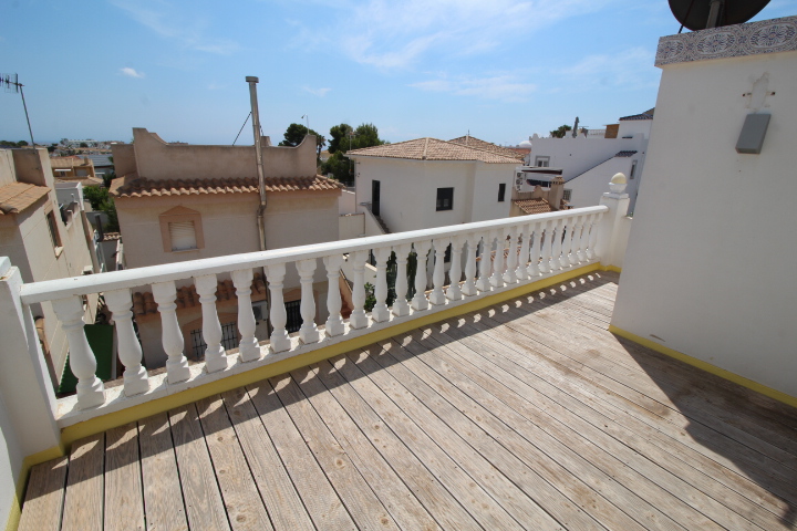 Bungalow con tres habitaciones y dos baños a reformar en Las Filipinas - Villamartin
