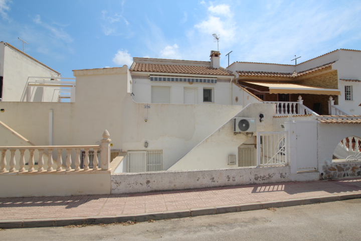 Bungalow con tres habitaciones y dos baños a reformar en Las Filipinas - Villamartin