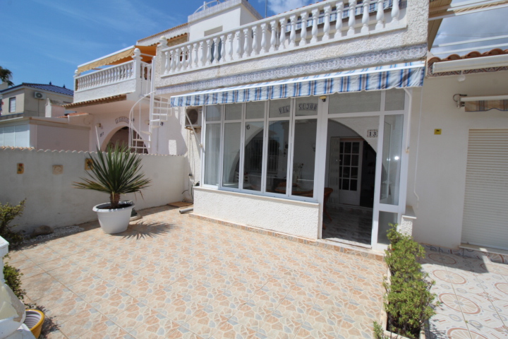 Bungalow con tres habitaciones y dos baños a reformar en Las Filipinas - Villamartin