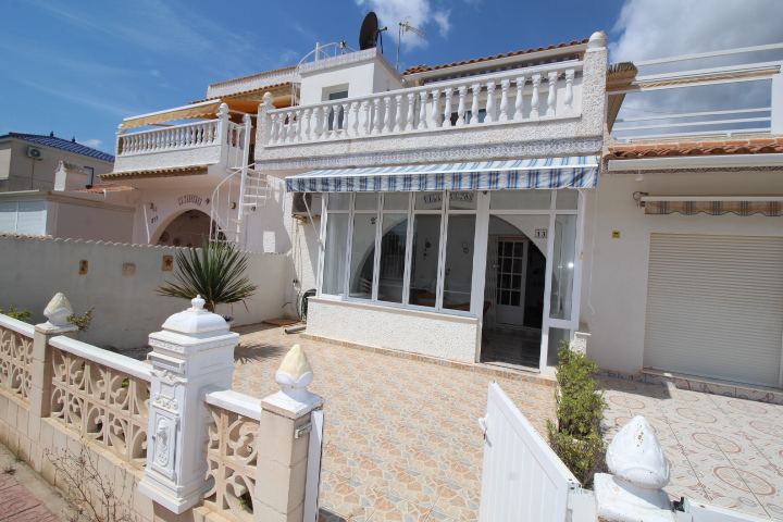 Bungalow con tres habitaciones y dos baños a reformar en Las Filipinas - Villamartin